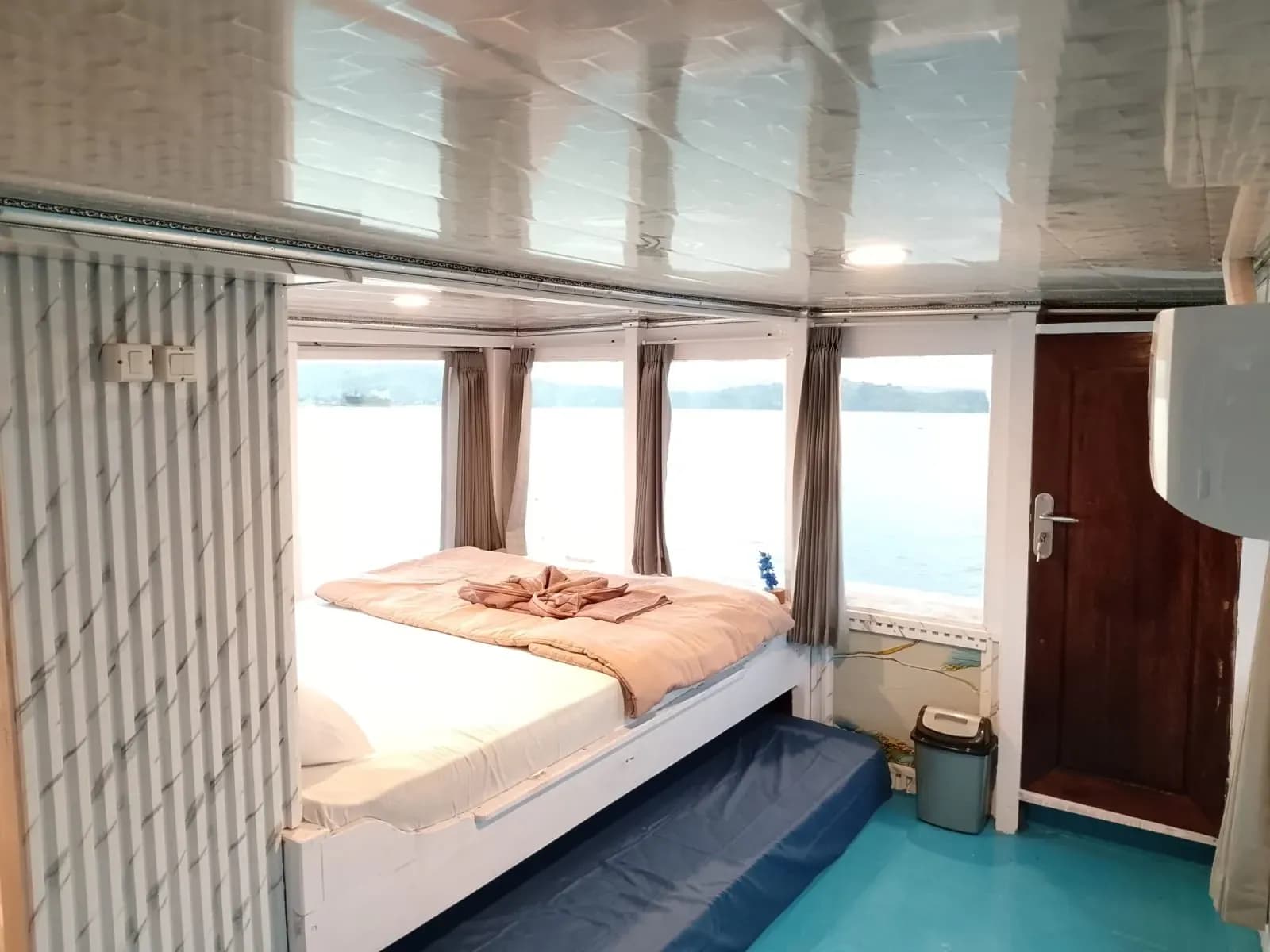 Master Cabin - Komodo Labuan Bajo Phinisi Boat Cabin