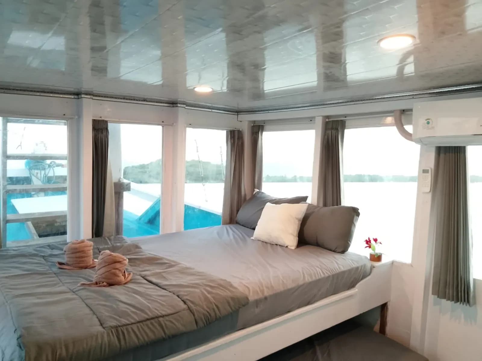 Suite Cabin - Komodo Labuan Bajo Phinisi Boat Cabin