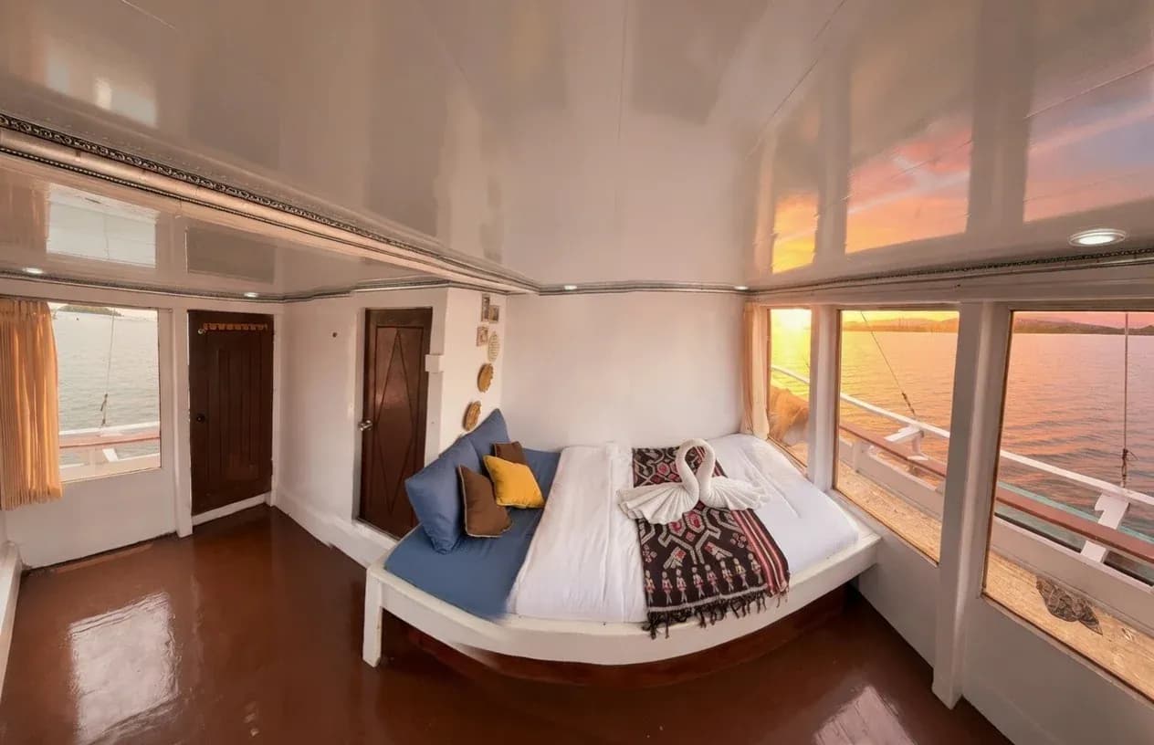 Gresik Cabin - Komodo Labuan Bajo Phinisi Boat Cabin