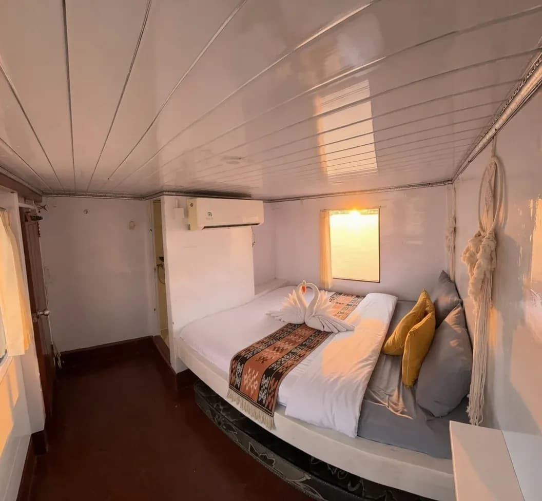Surabaya Cabin - Komodo Labuan Bajo Phinisi Boat Cabin