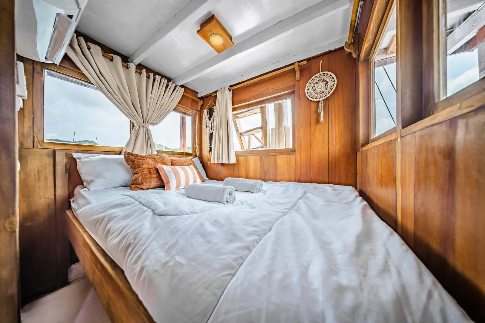 Deluxe Cabin - Komodo Labuan Bajo Phinisi Boat Cabin