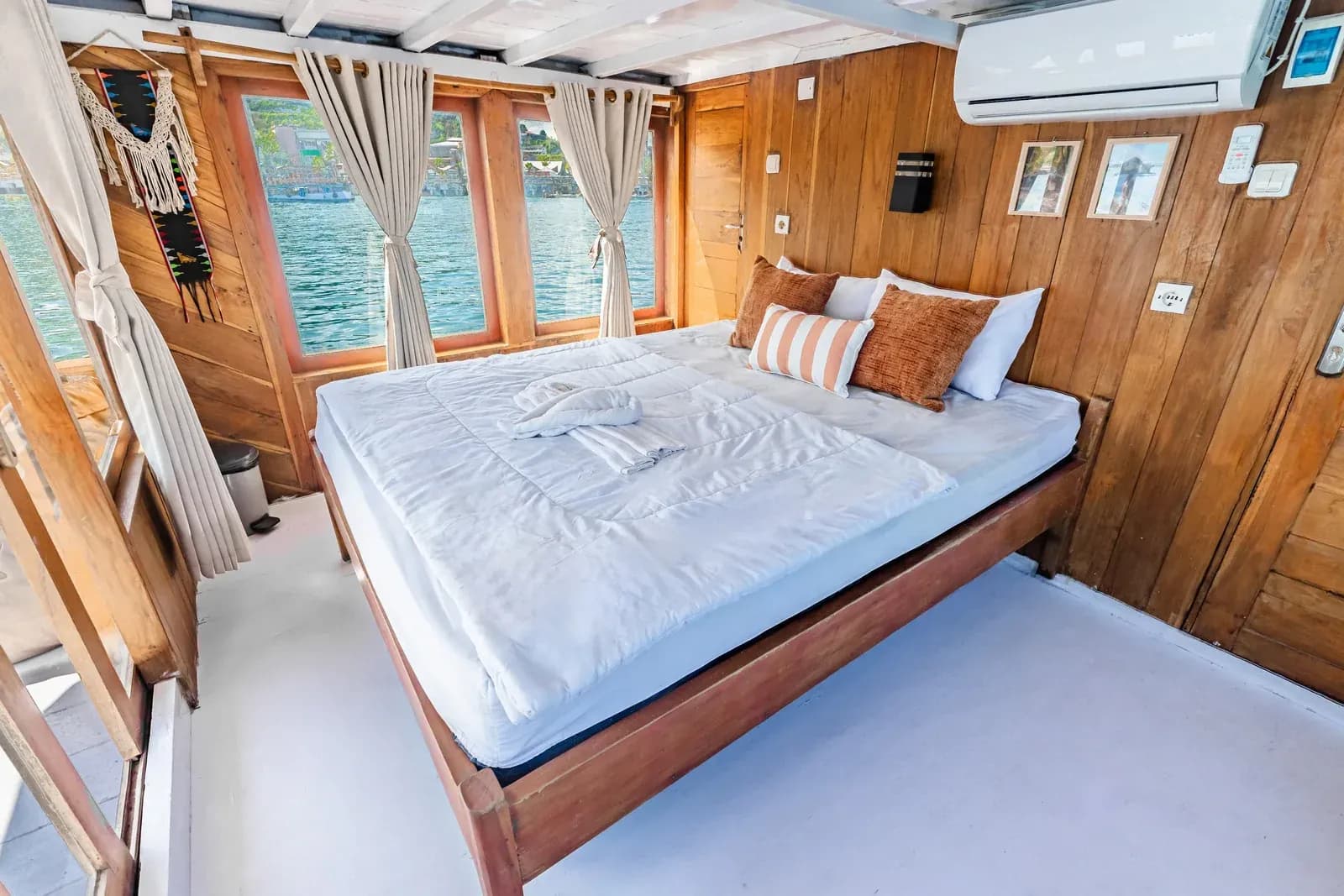 Master Cabin - Komodo Labuan Bajo Phinisi Boat Cabin