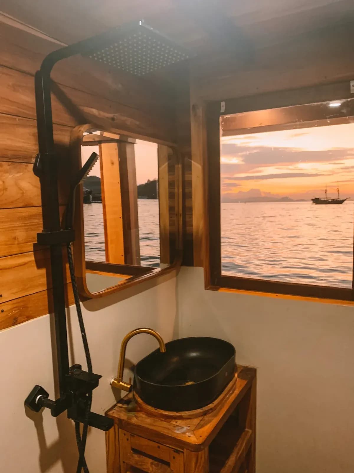Selayar Cabin - Komodo Labuan Bajo Phinisi Boat Cabin