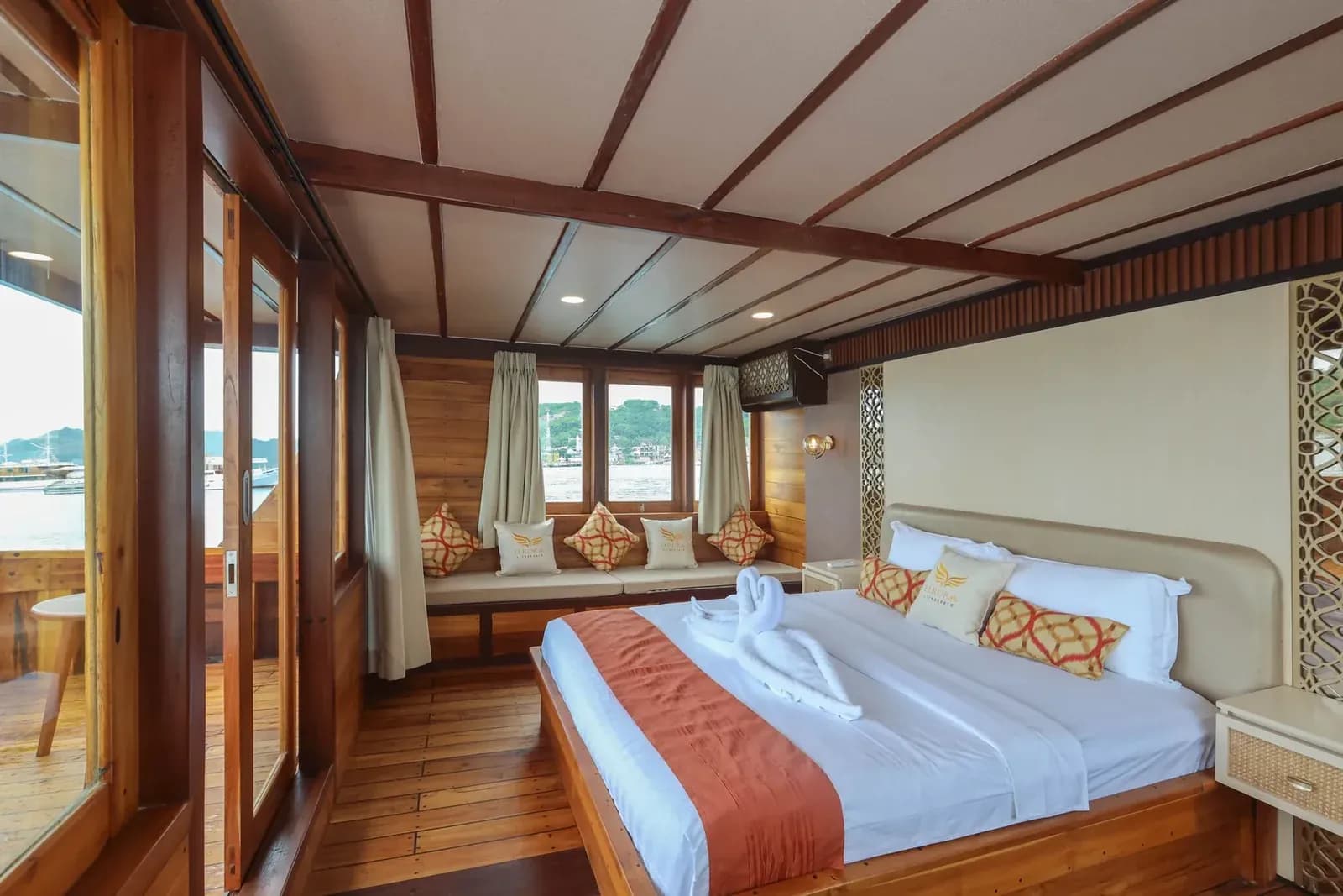 Master Cabin - Komodo Labuan Bajo Phinisi Boat Cabin