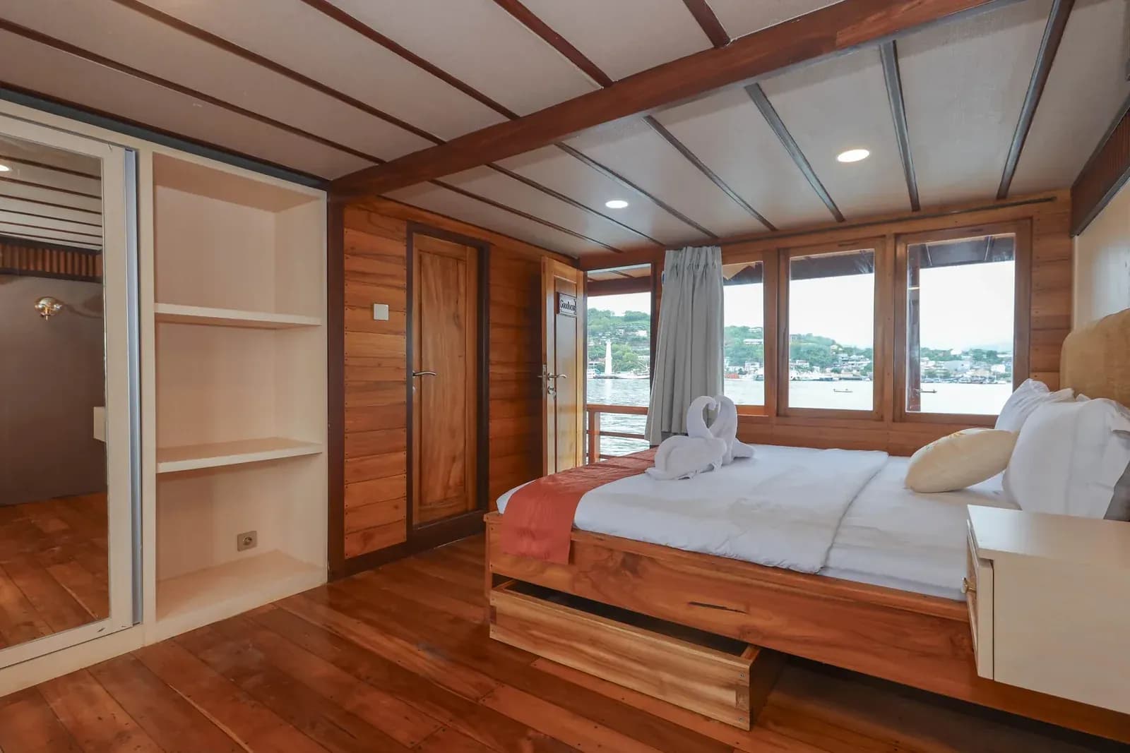 Deluxe Cabin - Komodo Labuan Bajo Phinisi Boat Cabin