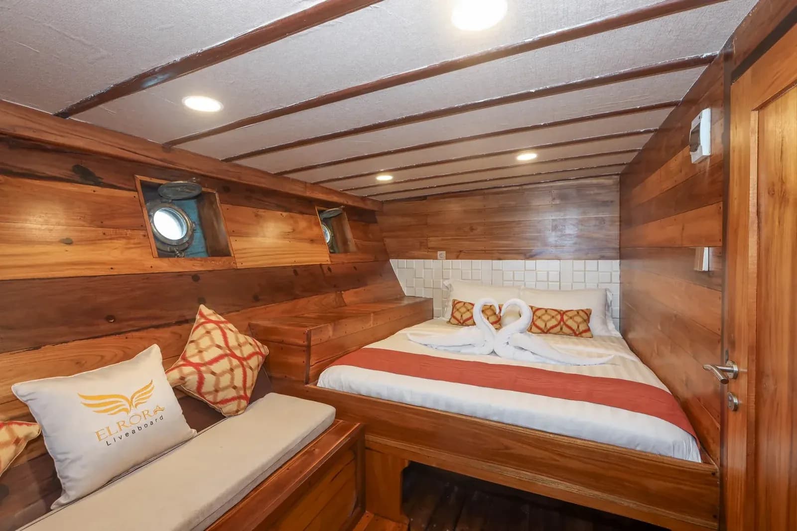 Superior Cabin - Komodo Labuan Bajo Phinisi Boat Cabin