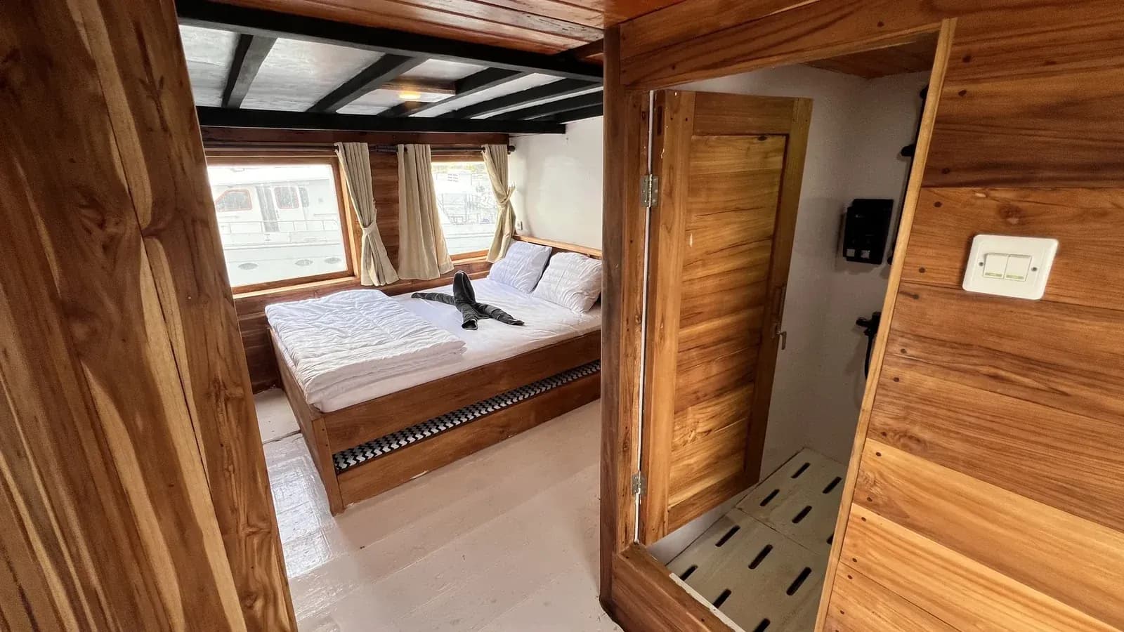 Master Cabin - Komodo Labuan Bajo Phinisi Boat Cabin