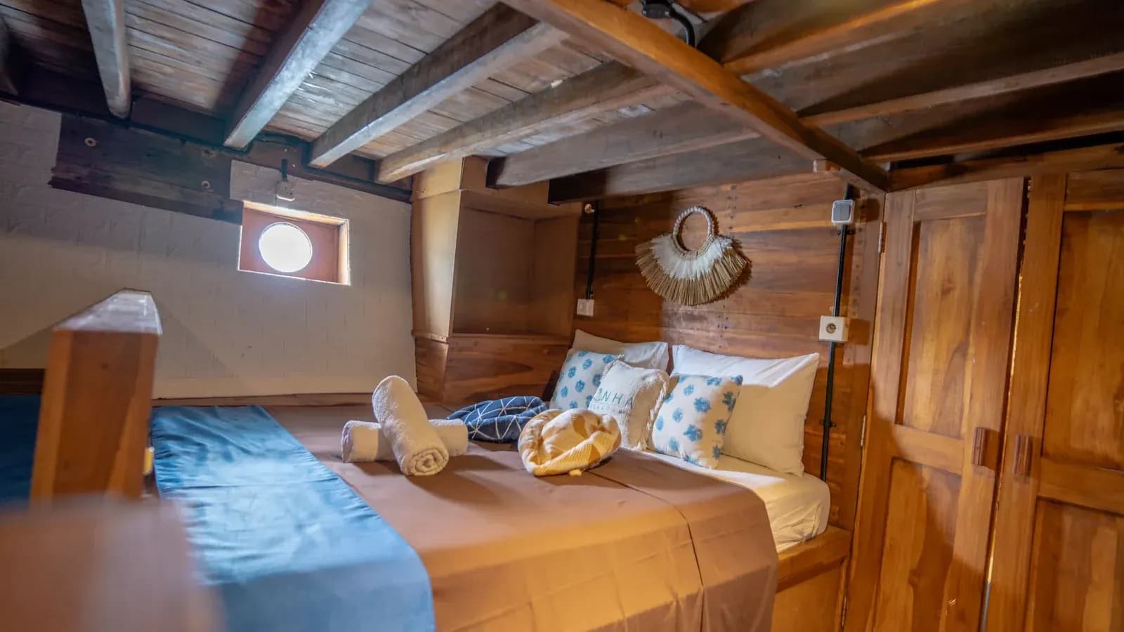 Superior Cabin - Komodo Labuan Bajo Phinisi Boat Cabin