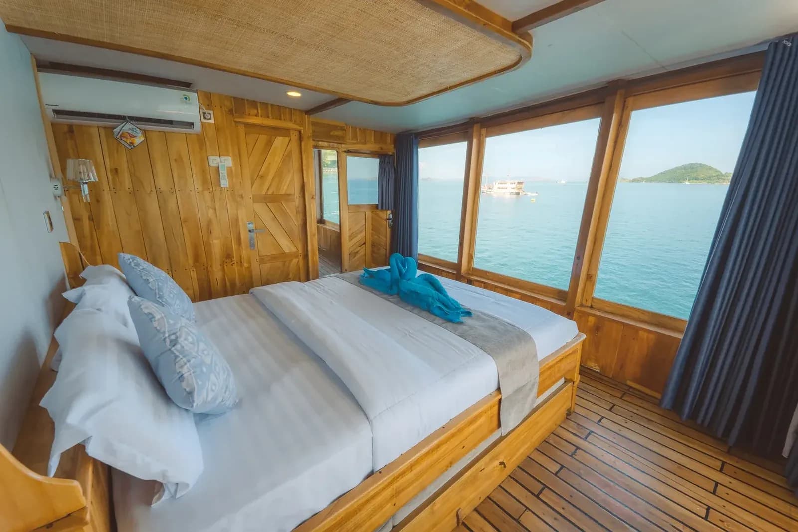 Master Cabin - Komodo Labuan Bajo Phinisi Boat Cabin