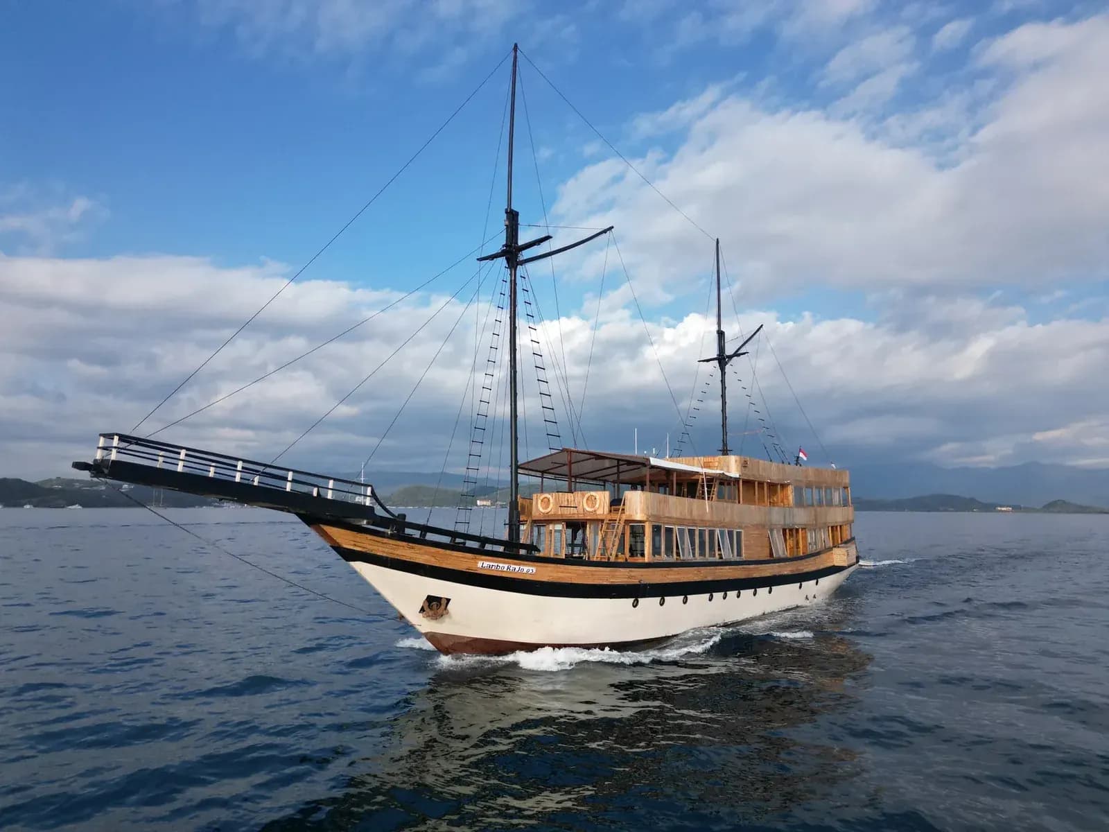Komodo Tour 3D2N - Lamborajo 3 Phinisi - Komodo Tour 3D2N - Lamborajo 3 Phinisi - Full Day Tour Komodo