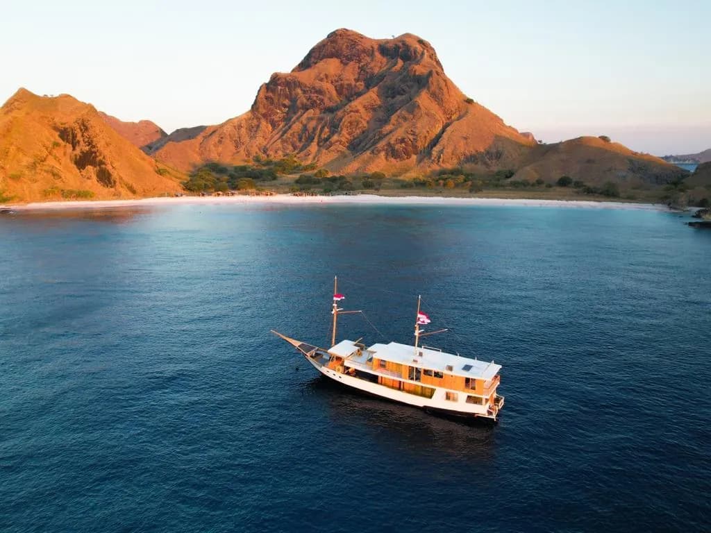 Komodo Tour 3D2N - Lita Pratiwi Phinisi - Komodo Tour 3D2N - Lita Pratiwi Phinisi - Full Day Tour Komodo