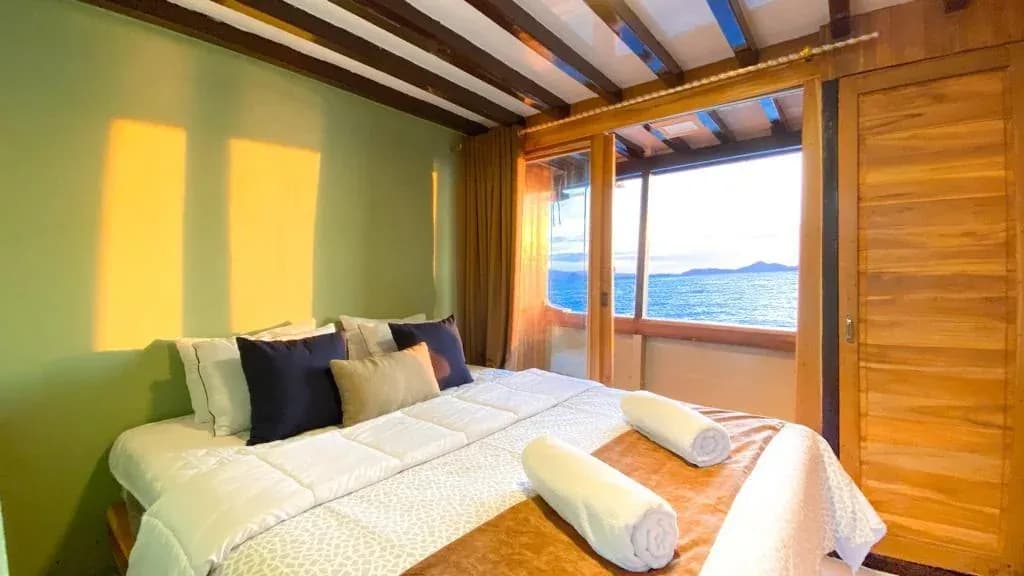 Deluxe Cabin - Komodo Labuan Bajo Phinisi Boat Cabin