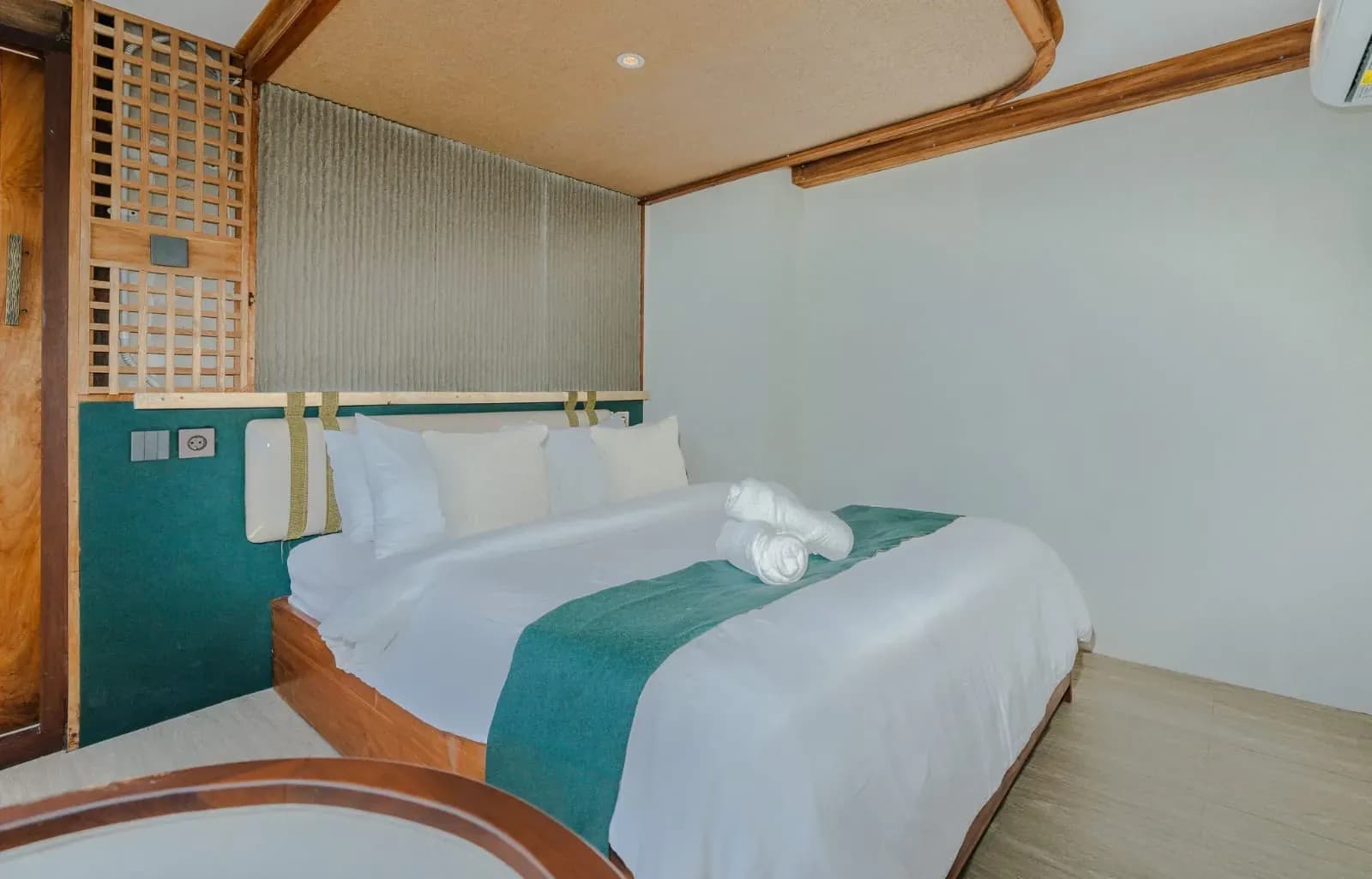 Deluxe Cabin - Komodo Labuan Bajo Phinisi Boat Cabin
