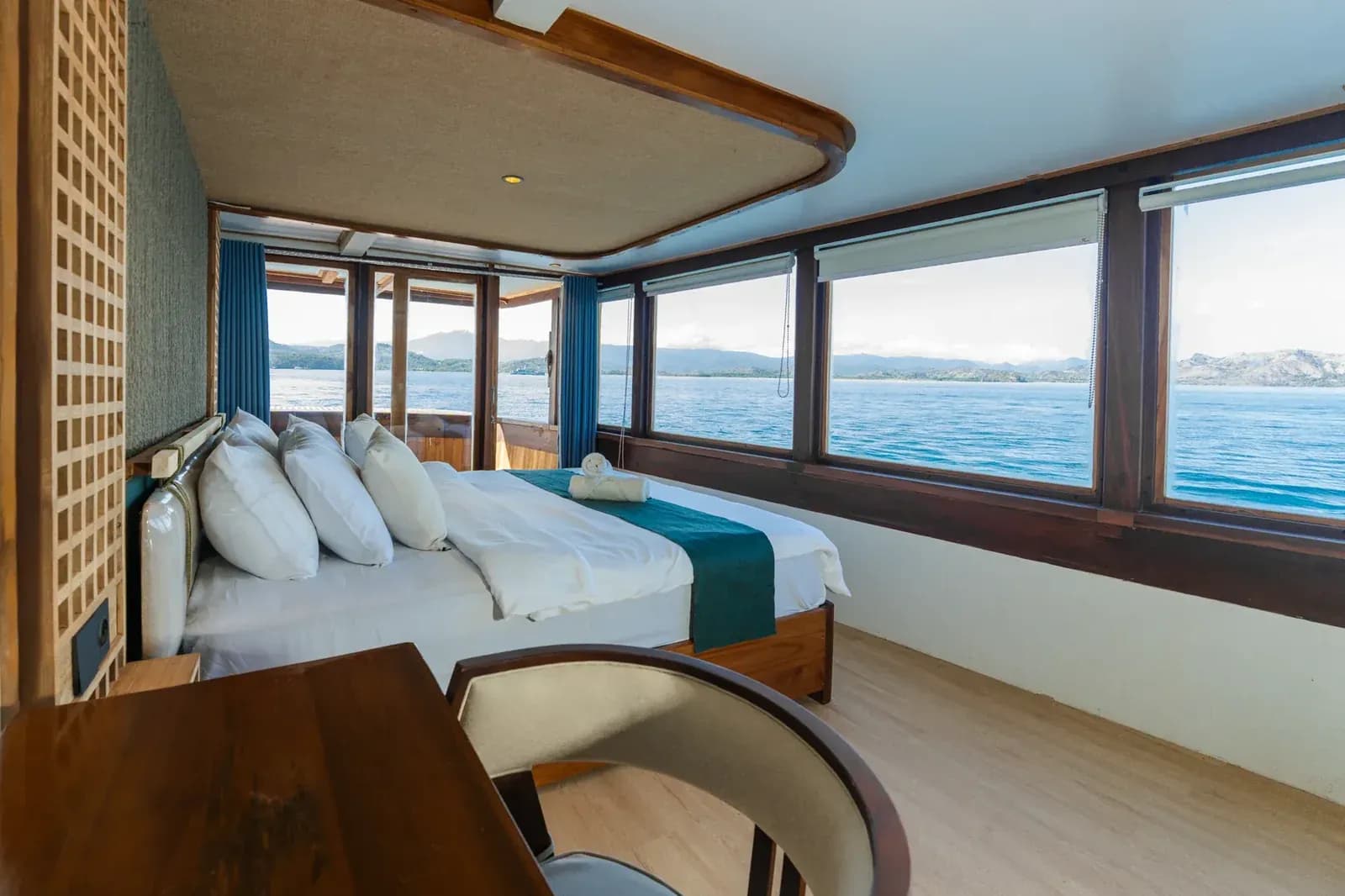 Signature Cabin - Komodo Labuan Bajo Phinisi Boat Cabin