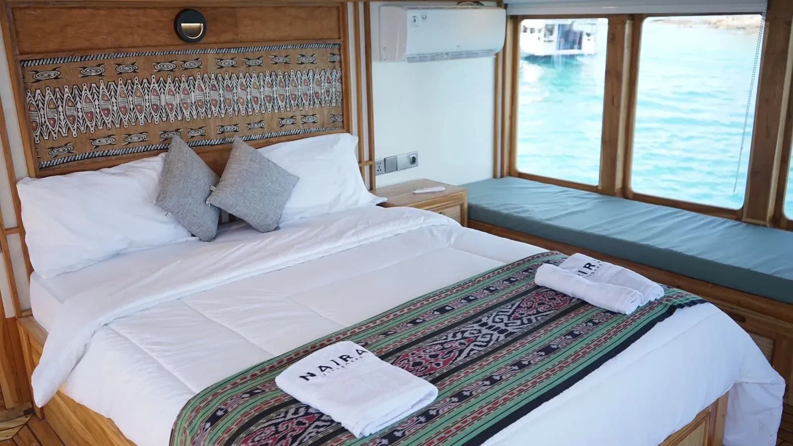 Master Cabin - Komodo Labuan Bajo Phinisi Boat Cabin