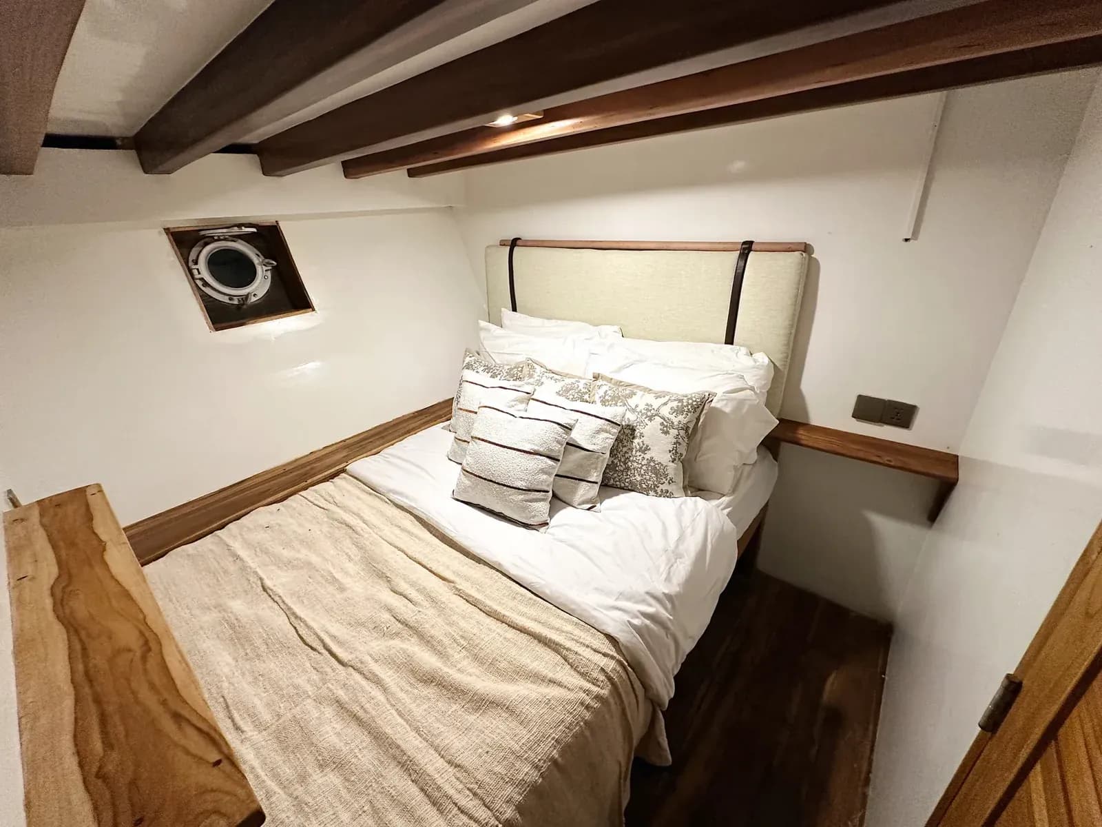 Isla Cabin - Komodo Labuan Bajo Phinisi Boat Cabin