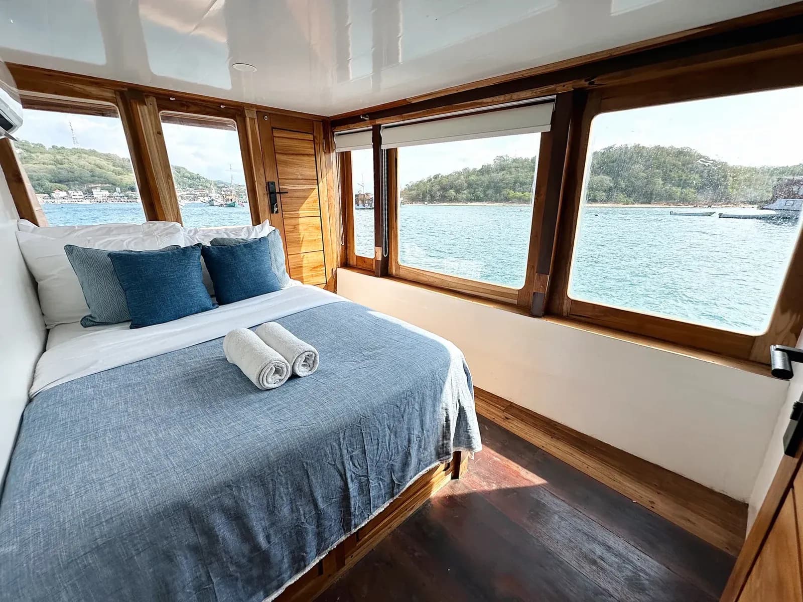 Saffron Cabin - Komodo Labuan Bajo Phinisi Boat Cabin