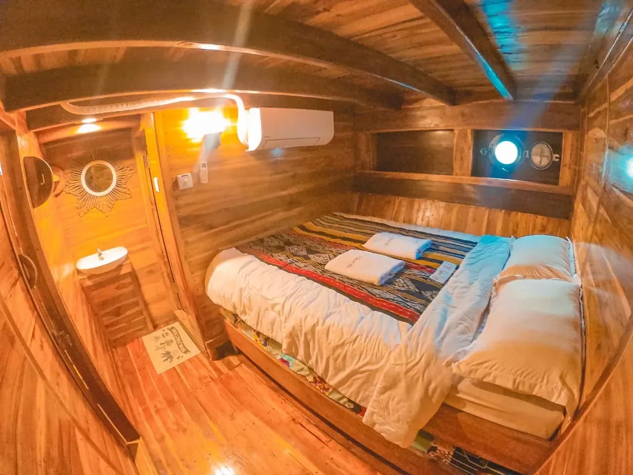 Deluxe Cabin - Komodo Labuan Bajo Phinisi Boat Cabin