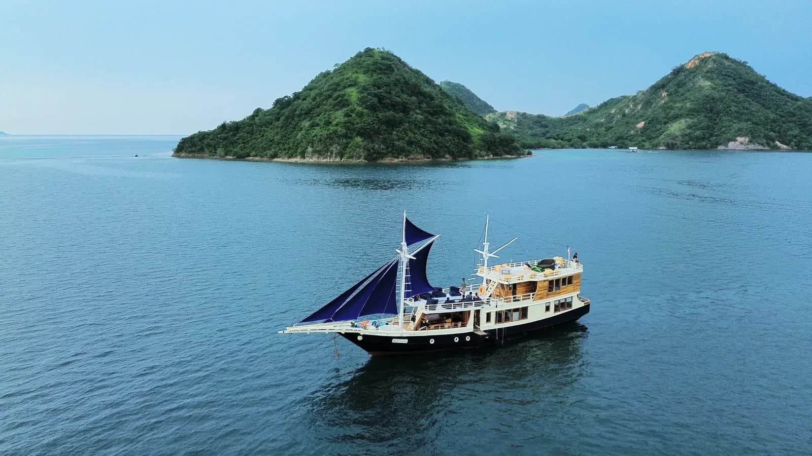 Private Charter – Natural - Komodo Labuan Bajo Phinisi Boat Tour Package