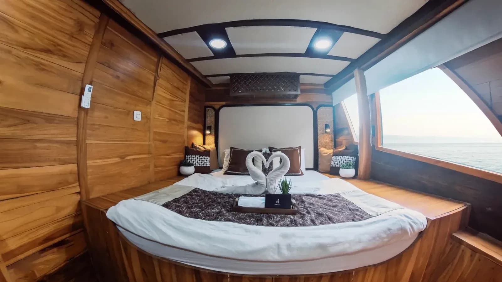 Master Cabin - Komodo Labuan Bajo Phinisi Boat Cabin