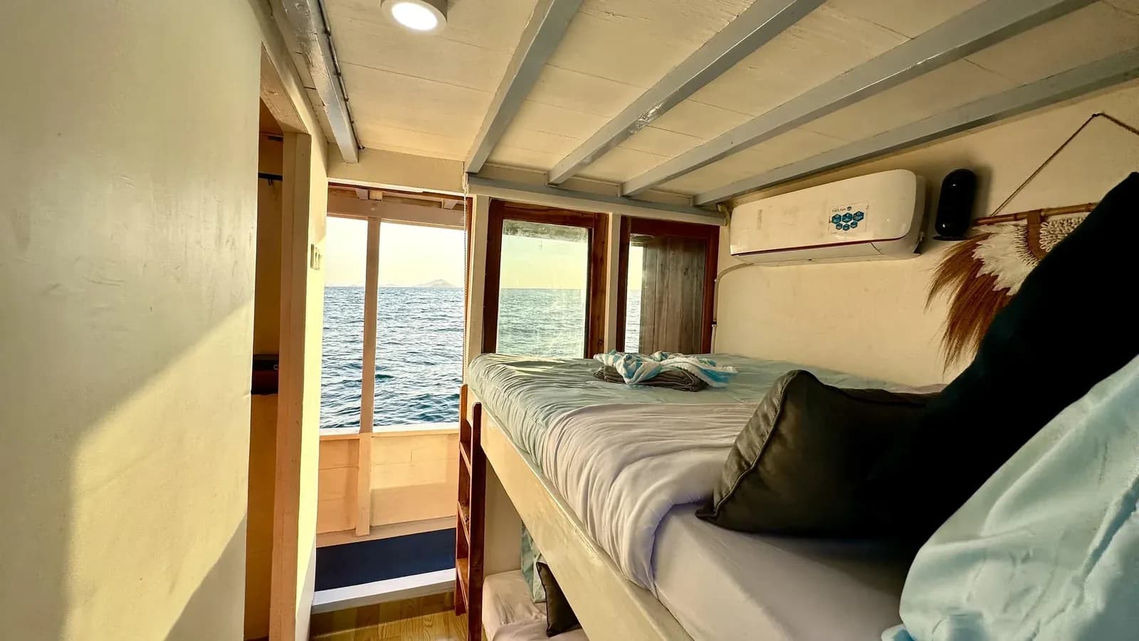 Family Cabin - Komodo Labuan Bajo Phinisi Boat Cabin