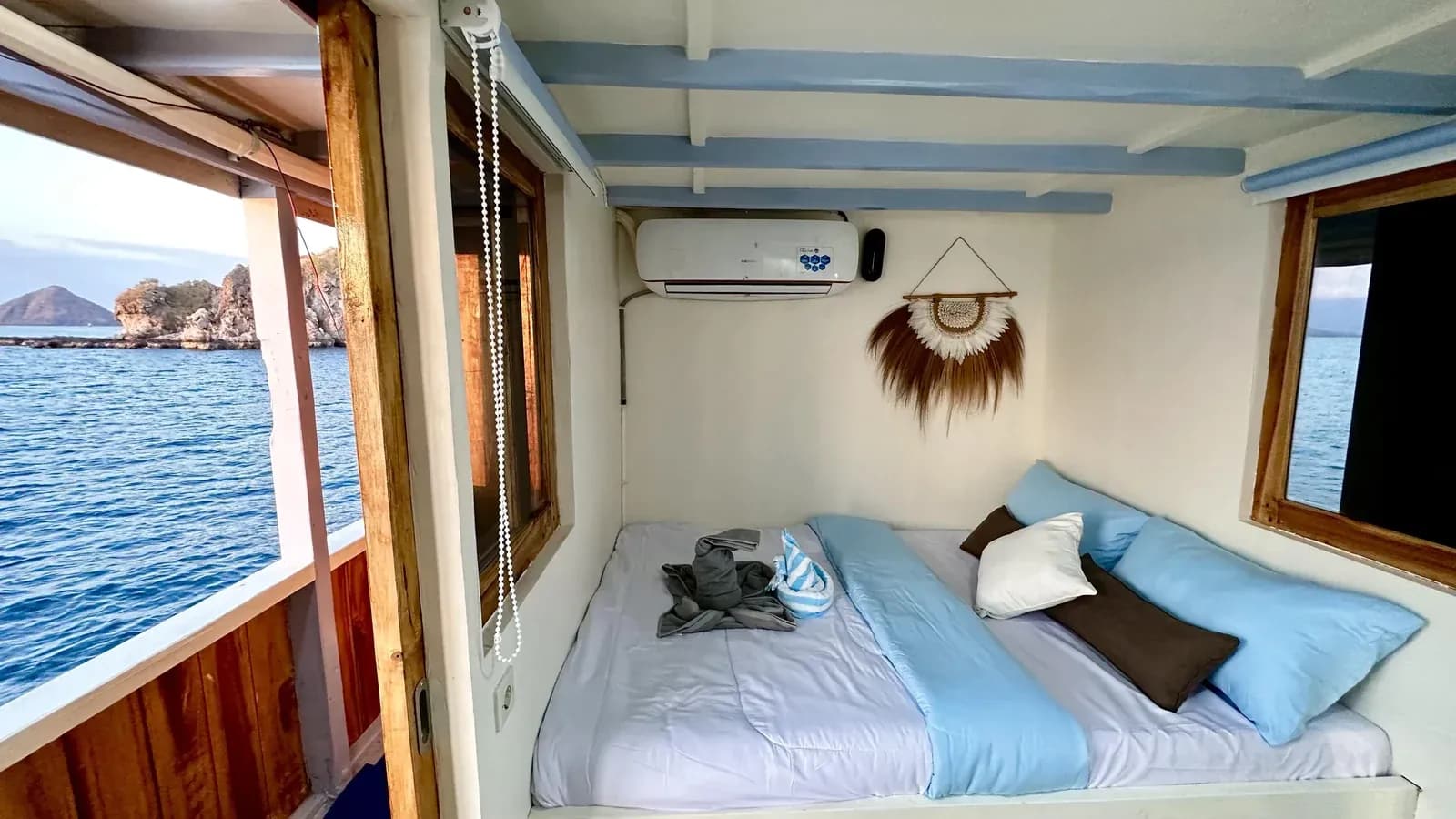 Master Cabin - Komodo Labuan Bajo Phinisi Boat Cabin