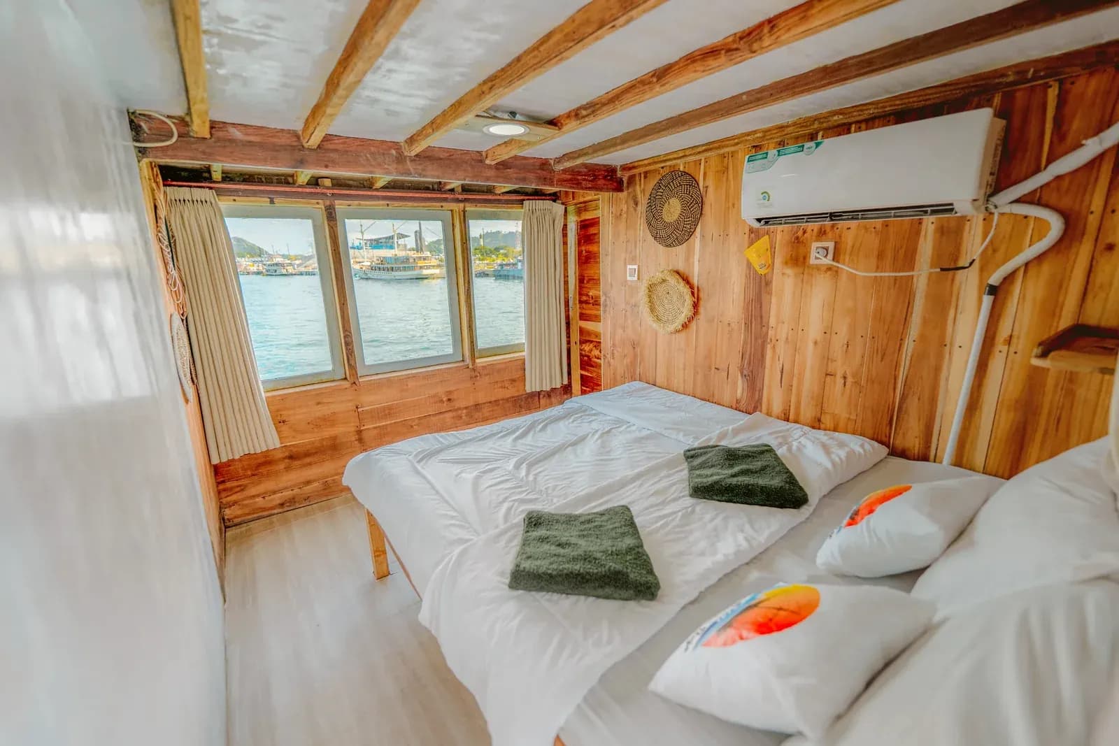 Master Cabin - Komodo Labuan Bajo Phinisi Boat Cabin