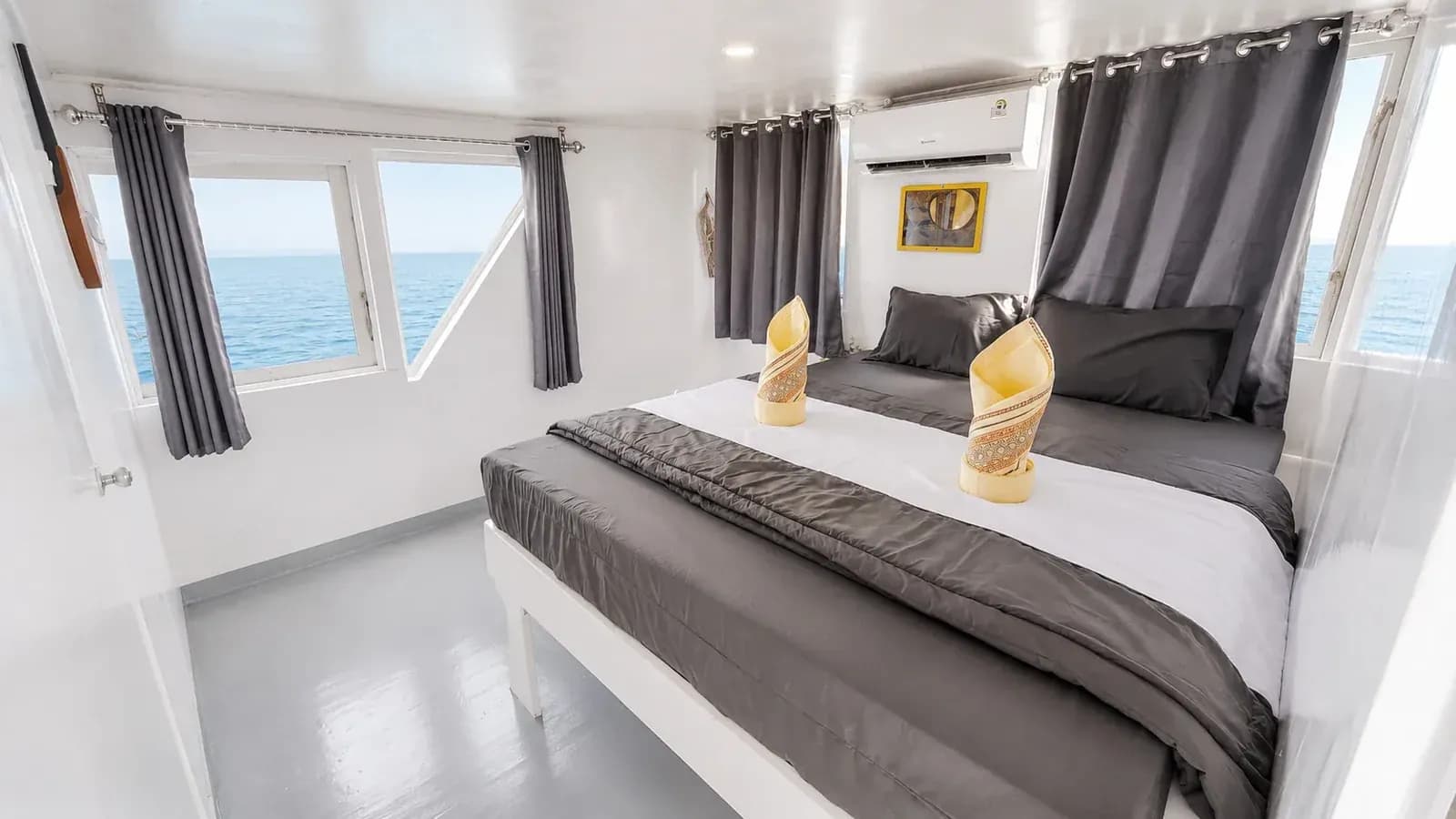 Deluxe Cabin - Komodo Labuan Bajo Phinisi Boat Cabin