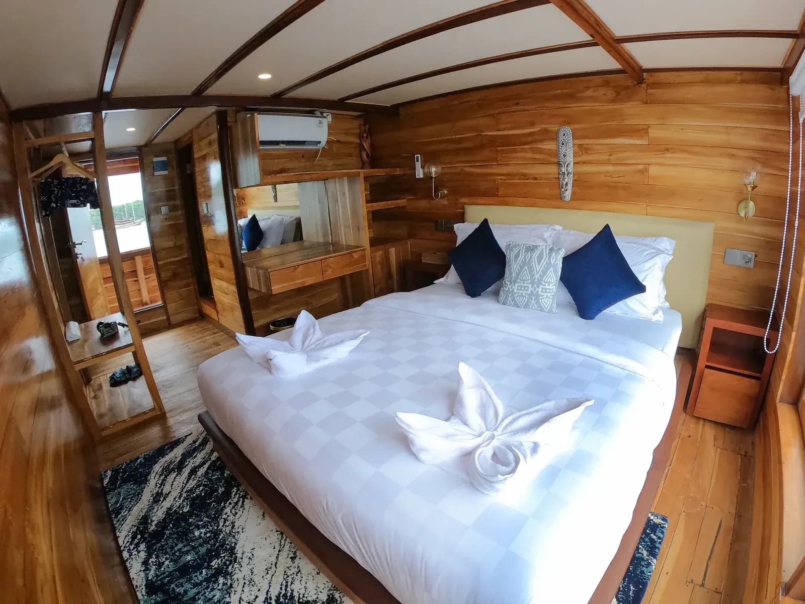 Borneo Cabin - Komodo Labuan Bajo Phinisi Boat Cabin