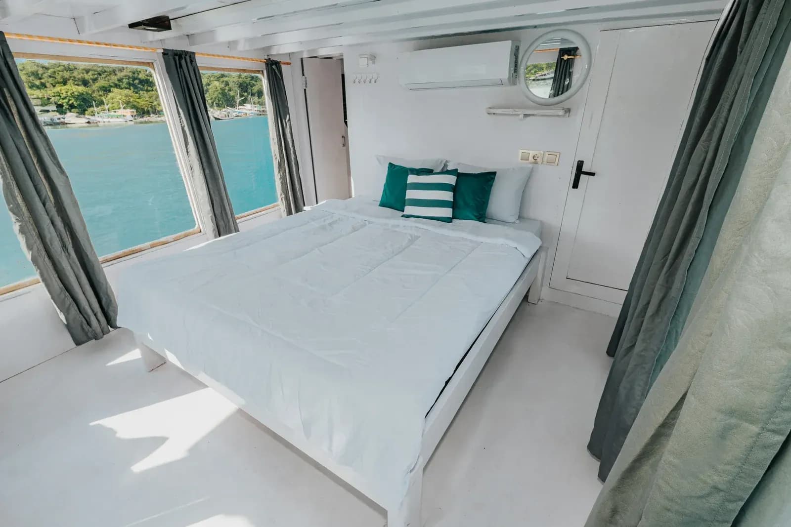 Master Cabin - Komodo Labuan Bajo Phinisi Boat Cabin