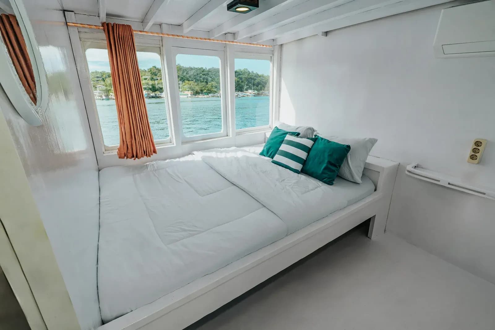 Private Cabin 1 - Komodo Labuan Bajo Phinisi Boat Cabin