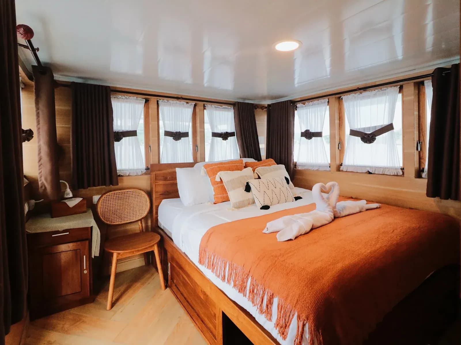 Master Cabin - Komodo Labuan Bajo Phinisi Boat Cabin
