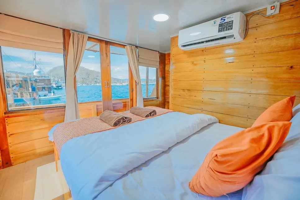 Master Cabin - Komodo Labuan Bajo Phinisi Boat Cabin