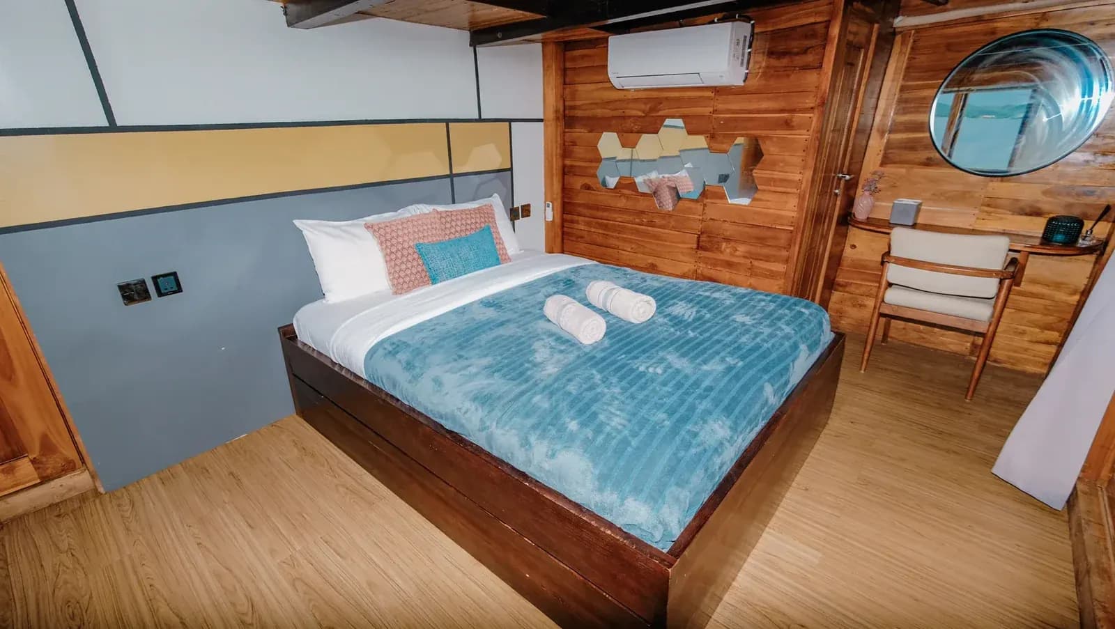 Deluxe Ocean - Komodo Labuan Bajo Phinisi Boat Cabin