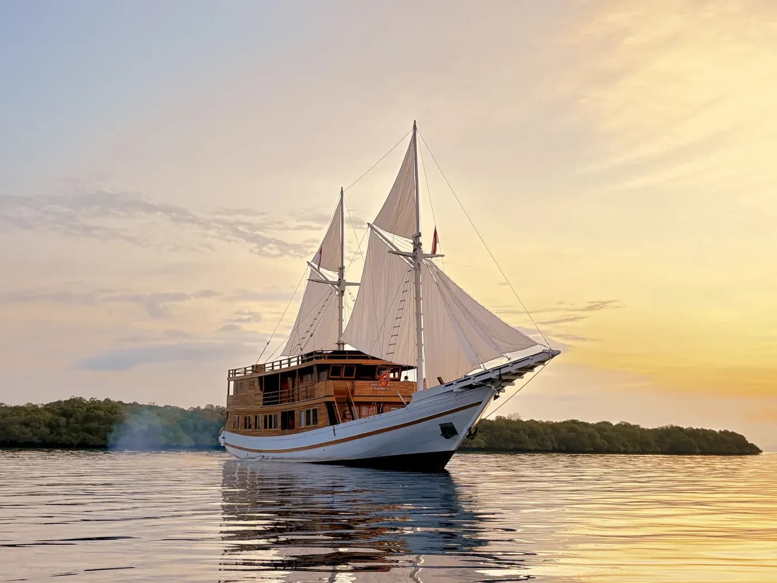 Private Charter – Sundari Voyages - Private Charter – Sundari Voyages - Full Day Tour Komodo