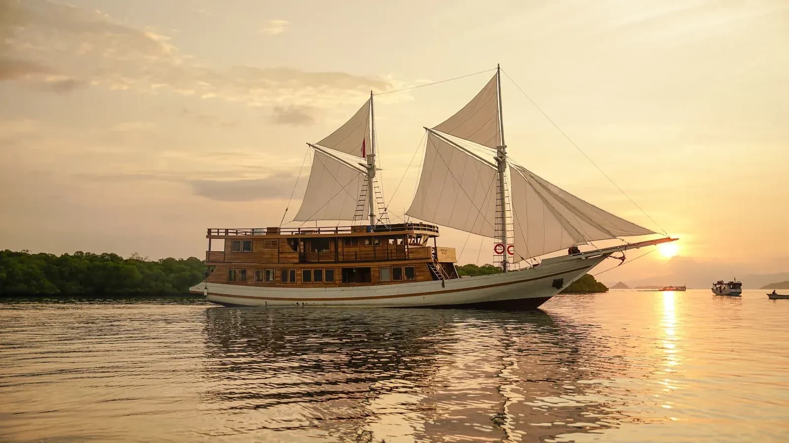Private Charter – Sundari Voyages - Private Charter – Sundari Voyages - Full Day Tour Komodo