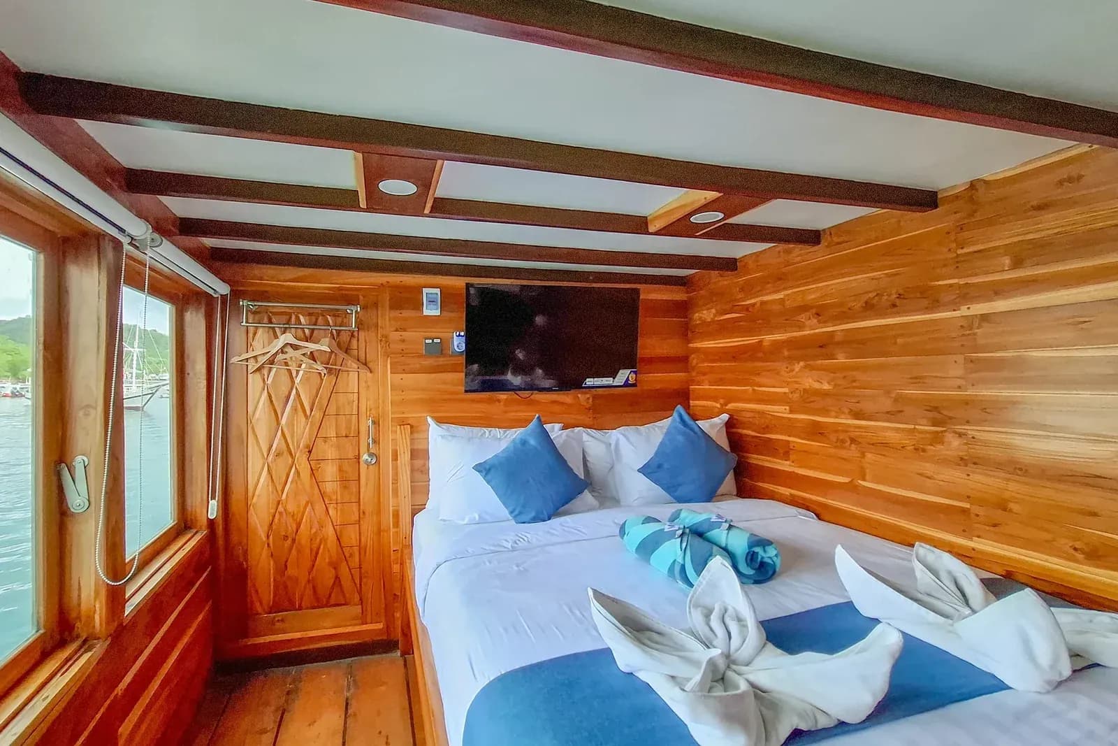 Deluxe Cabin - Komodo Labuan Bajo Phinisi Boat Cabin