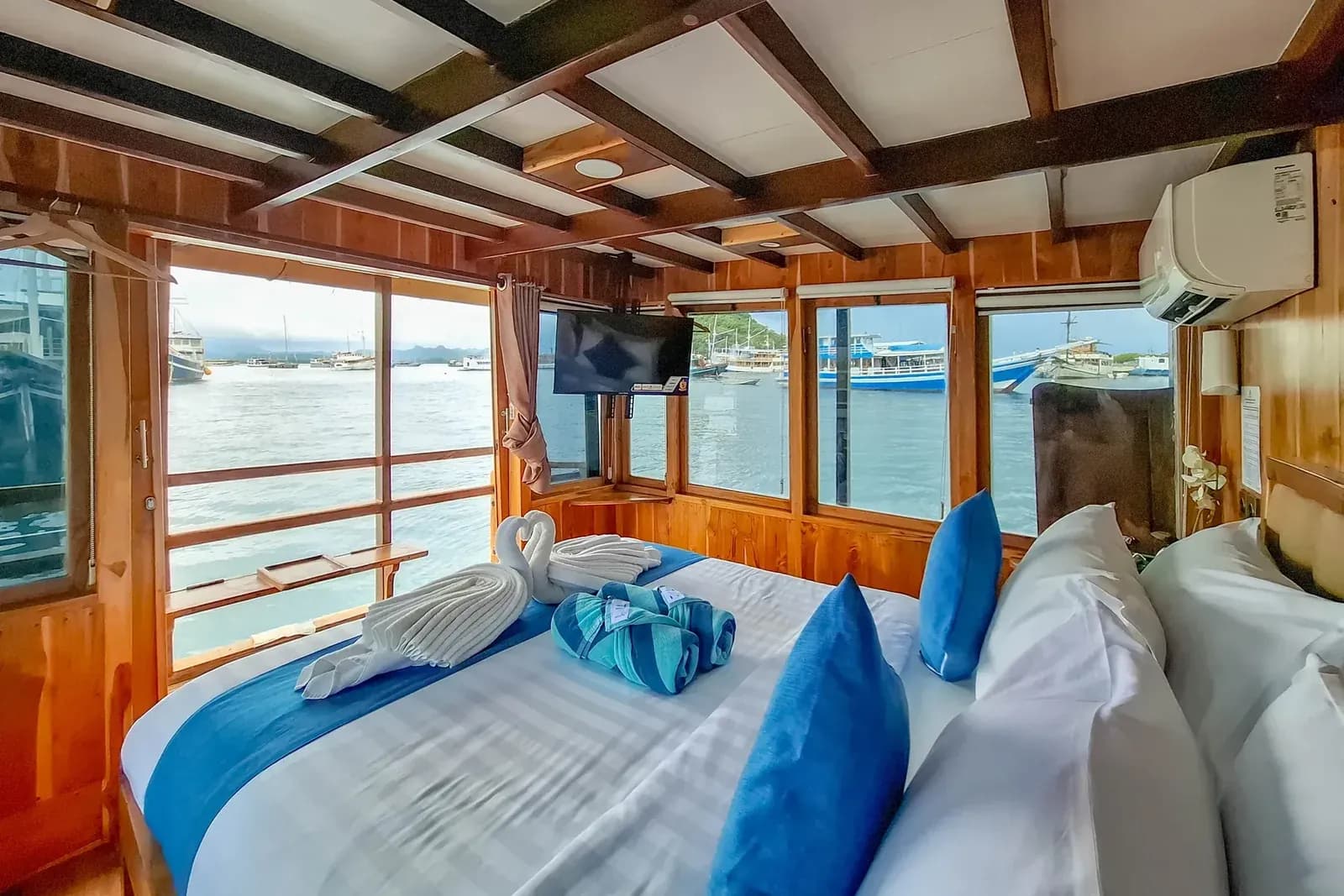 Master Ocean Cabin - Komodo Labuan Bajo Phinisi Boat Cabin