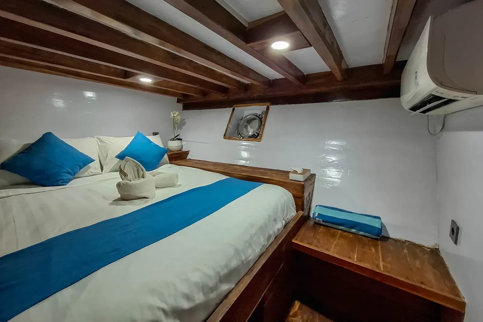 Superior Cabin - Komodo Labuan Bajo Phinisi Boat Cabin
