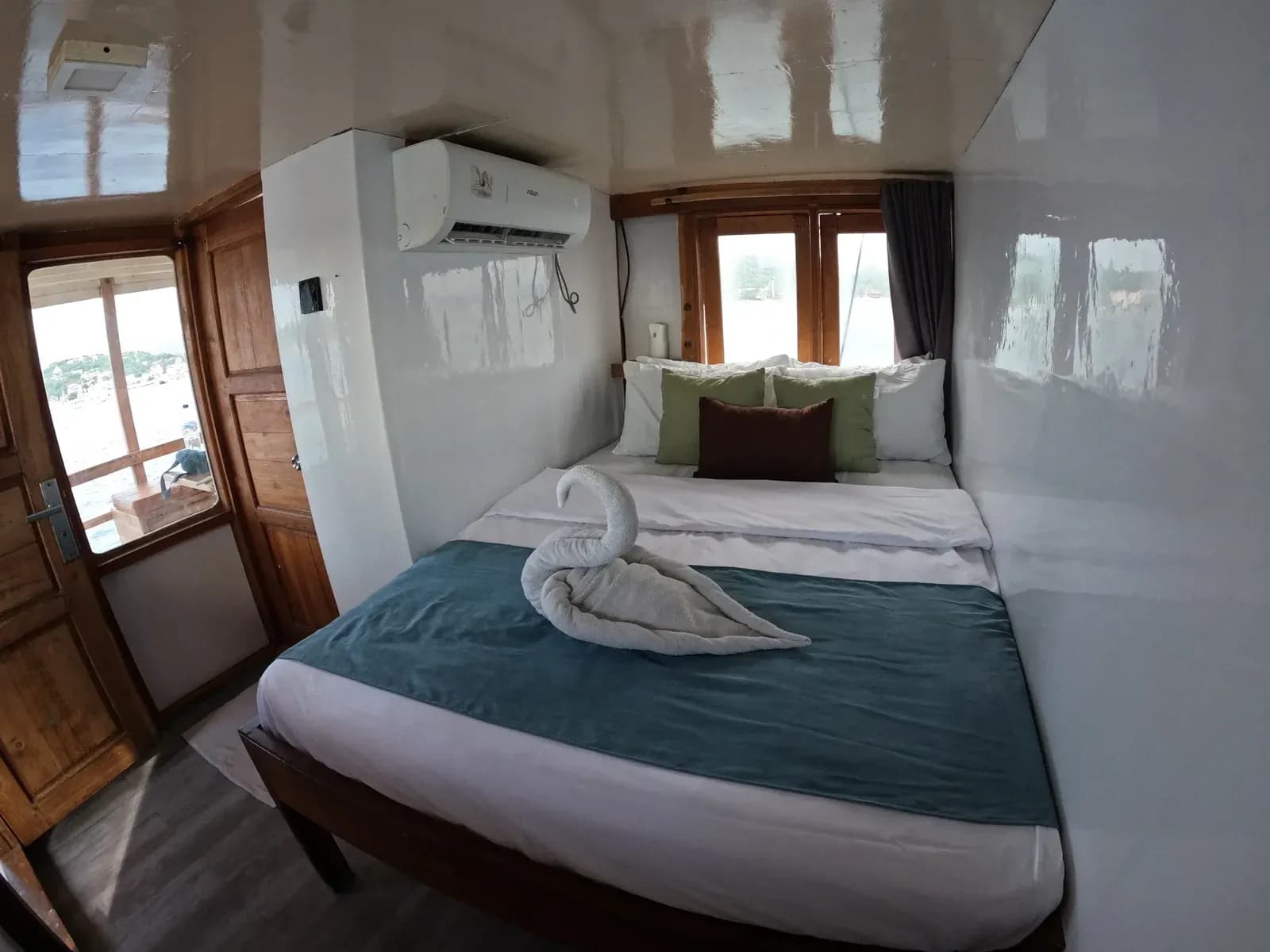 Master Cabin - Komodo Labuan Bajo Phinisi Boat Cabin