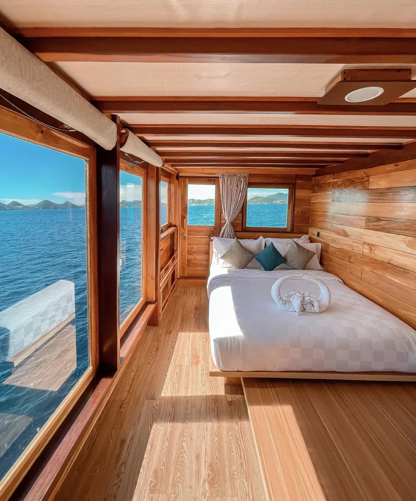 Japanese Cabin - Komodo Labuan Bajo Phinisi Boat Cabin