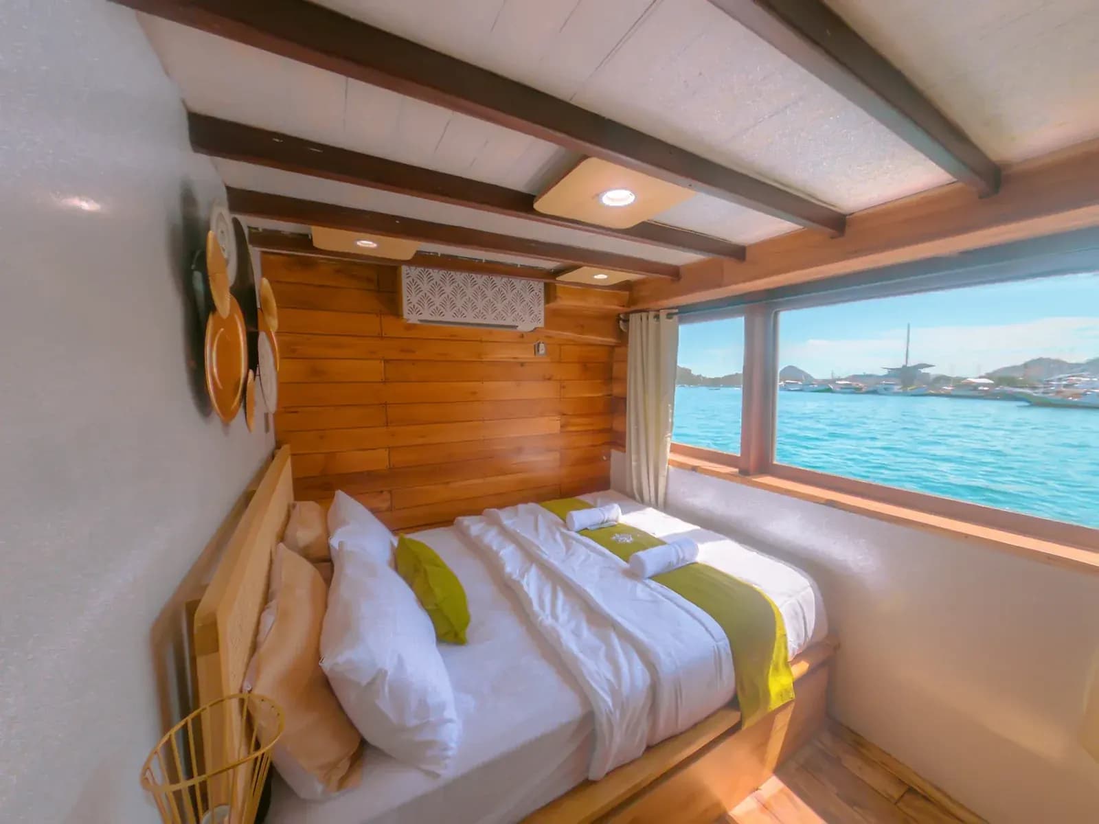 Deluxe Cabin - Komodo Labuan Bajo Phinisi Boat Cabin