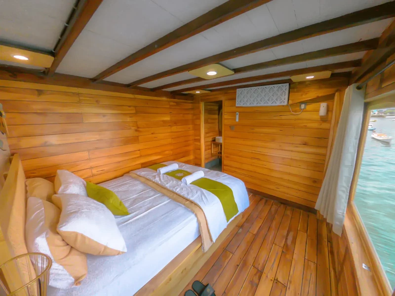 Signature Cabin - Komodo Labuan Bajo Phinisi Boat Cabin