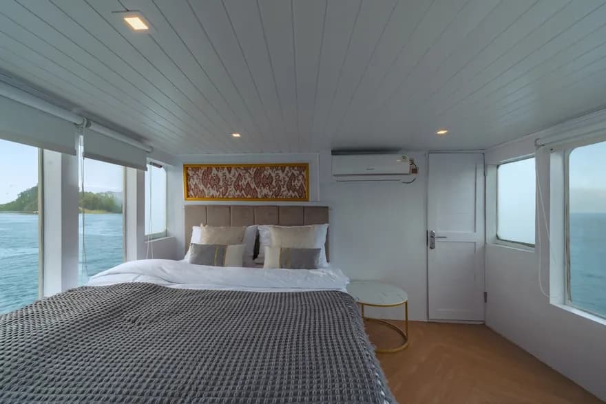 Master Cabin - Komodo Labuan Bajo Phinisi Boat Cabin