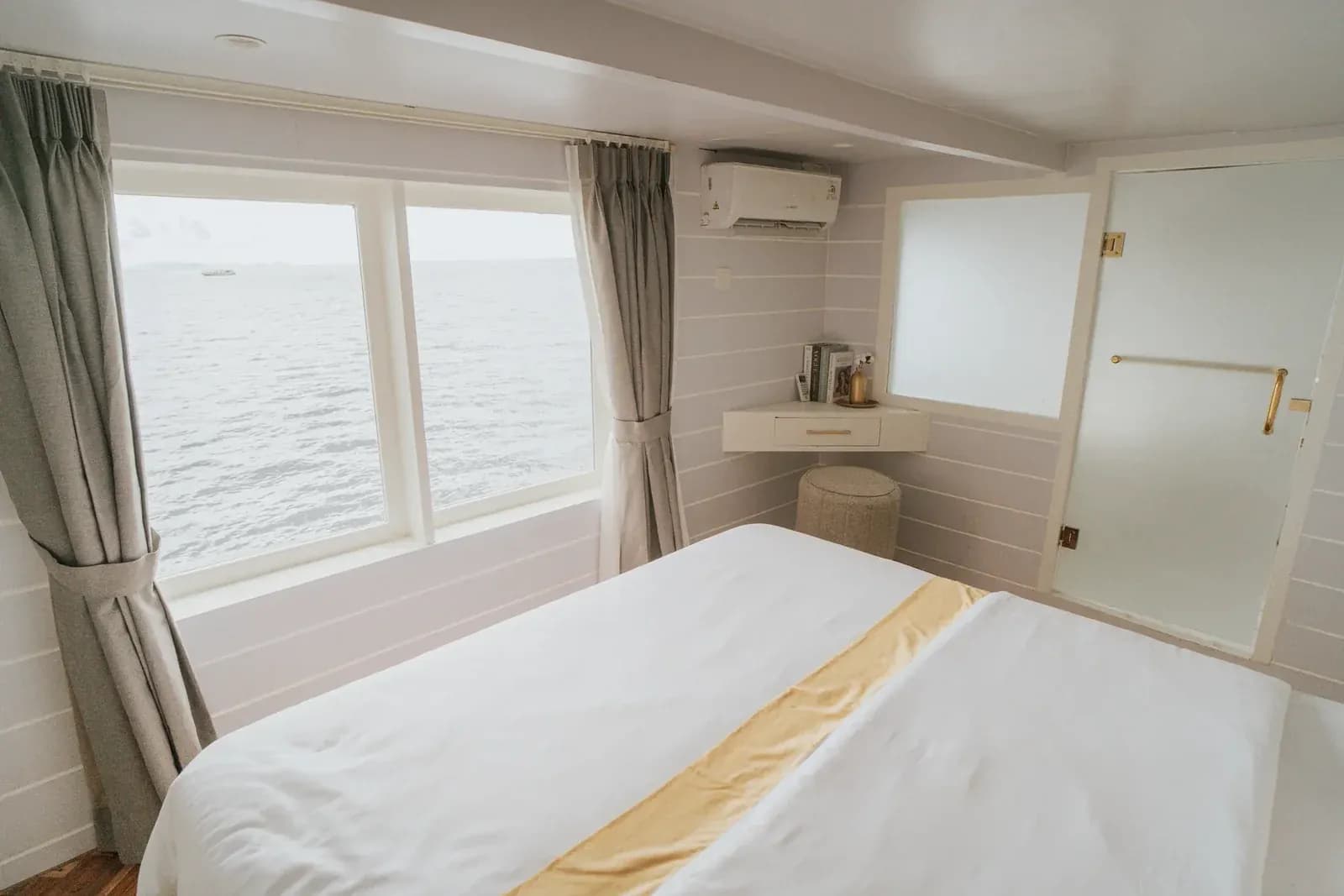 Suite Cabin - Komodo Labuan Bajo Phinisi Boat Cabin