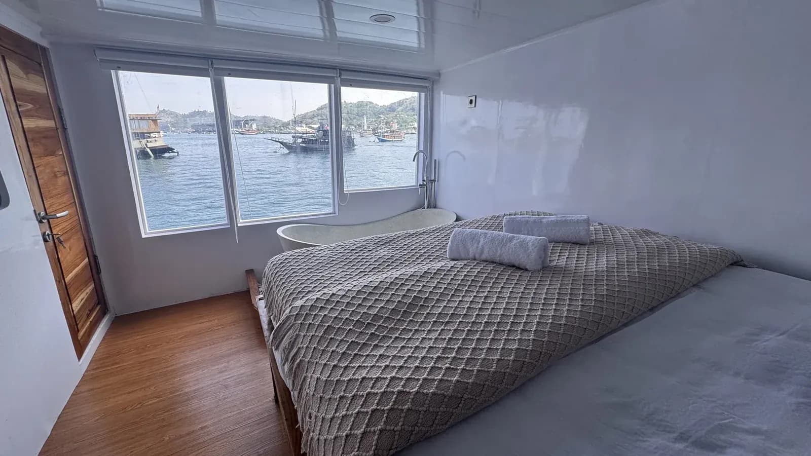 Royal Cabin - Komodo Labuan Bajo Phinisi Boat Cabin