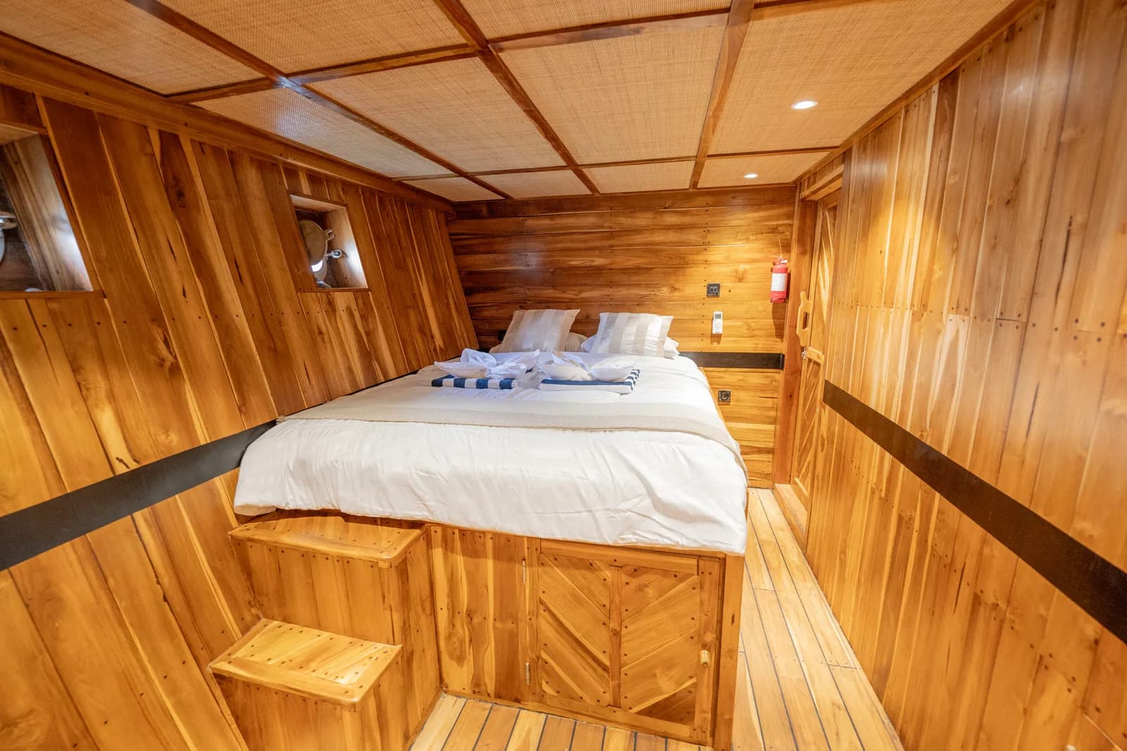 Superior Cabin - Komodo Labuan Bajo Phinisi Boat Cabin