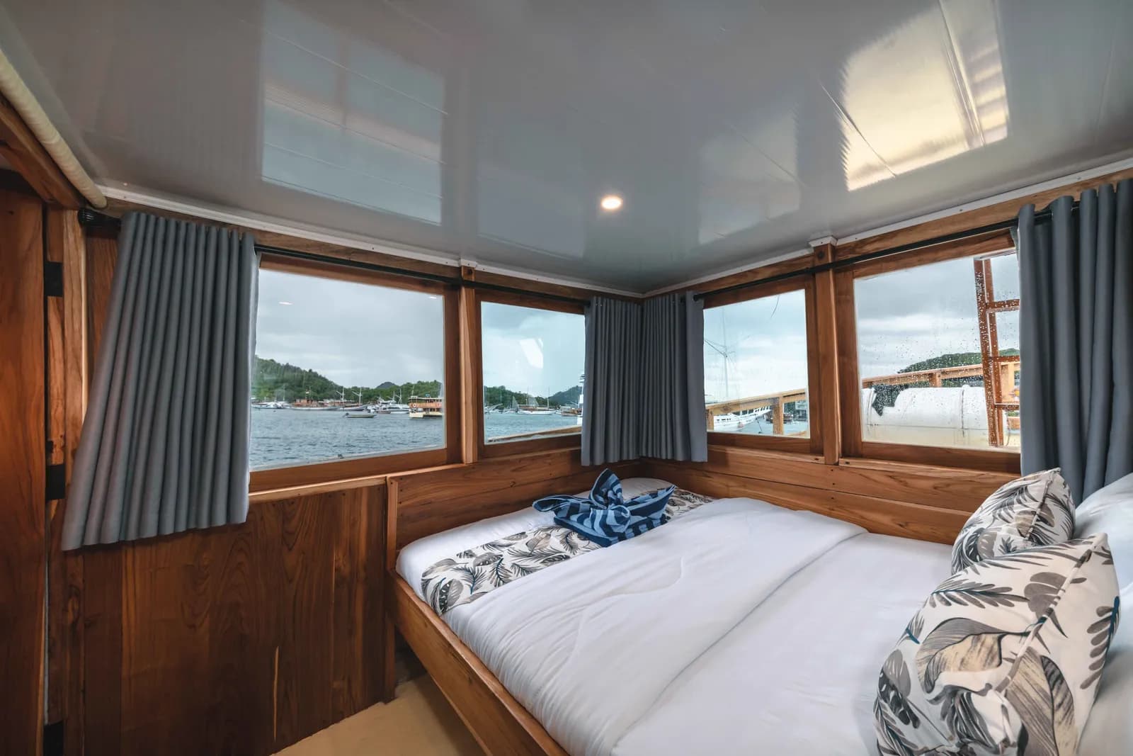 Deluxe Full Ocean - Komodo Labuan Bajo Phinisi Boat Cabin