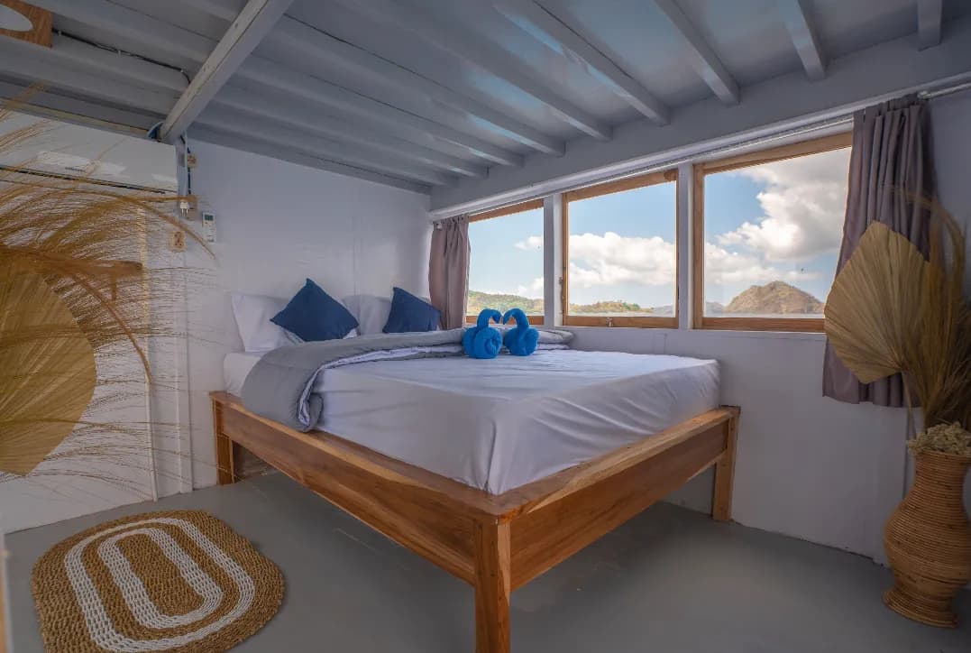 Master Cabin - Komodo Labuan Bajo Phinisi Boat Cabin