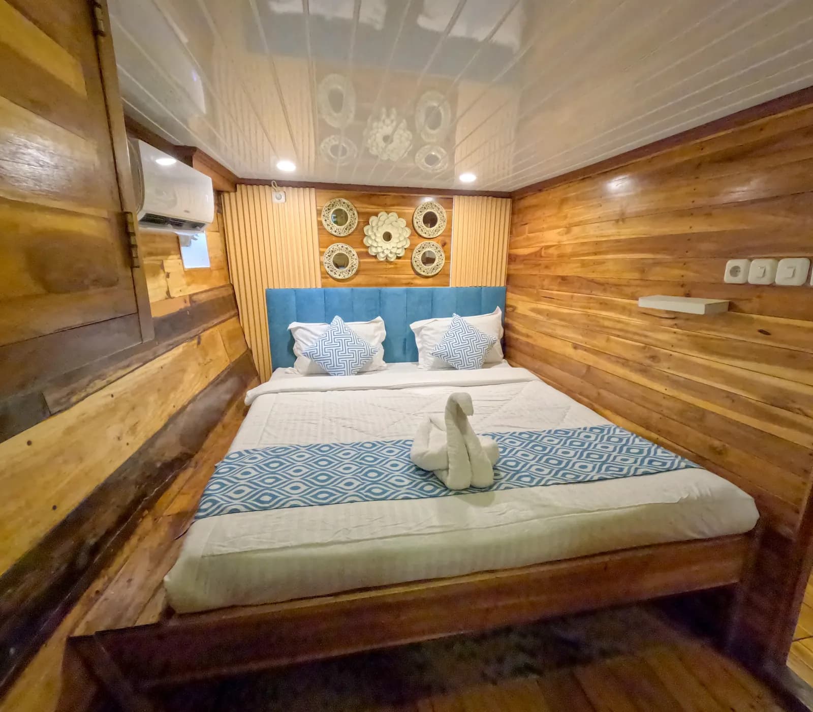 Superior Cabin 2 - Komodo Labuan Bajo Phinisi Boat Cabin